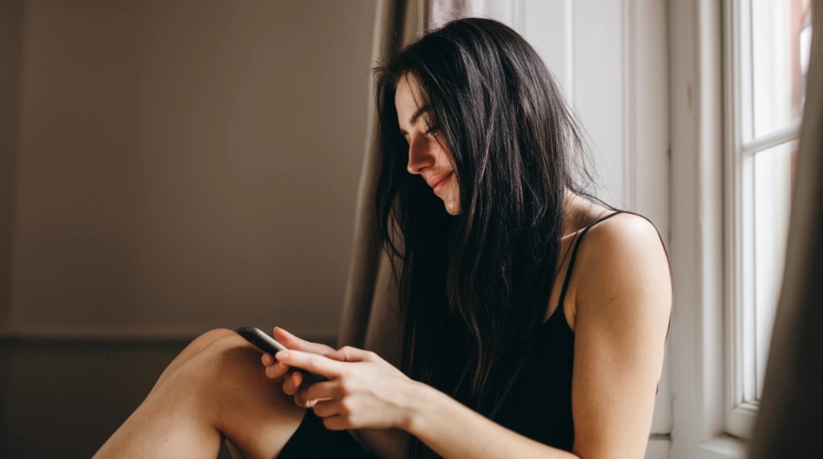 The Seconds That Matter Most: Why Our Digital Profile Has Become Our Second Face